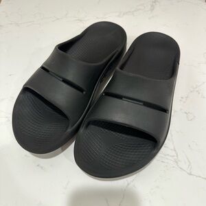 OOFOS OOahh Recovery Slide - Women’s size 10, Men’s size 8